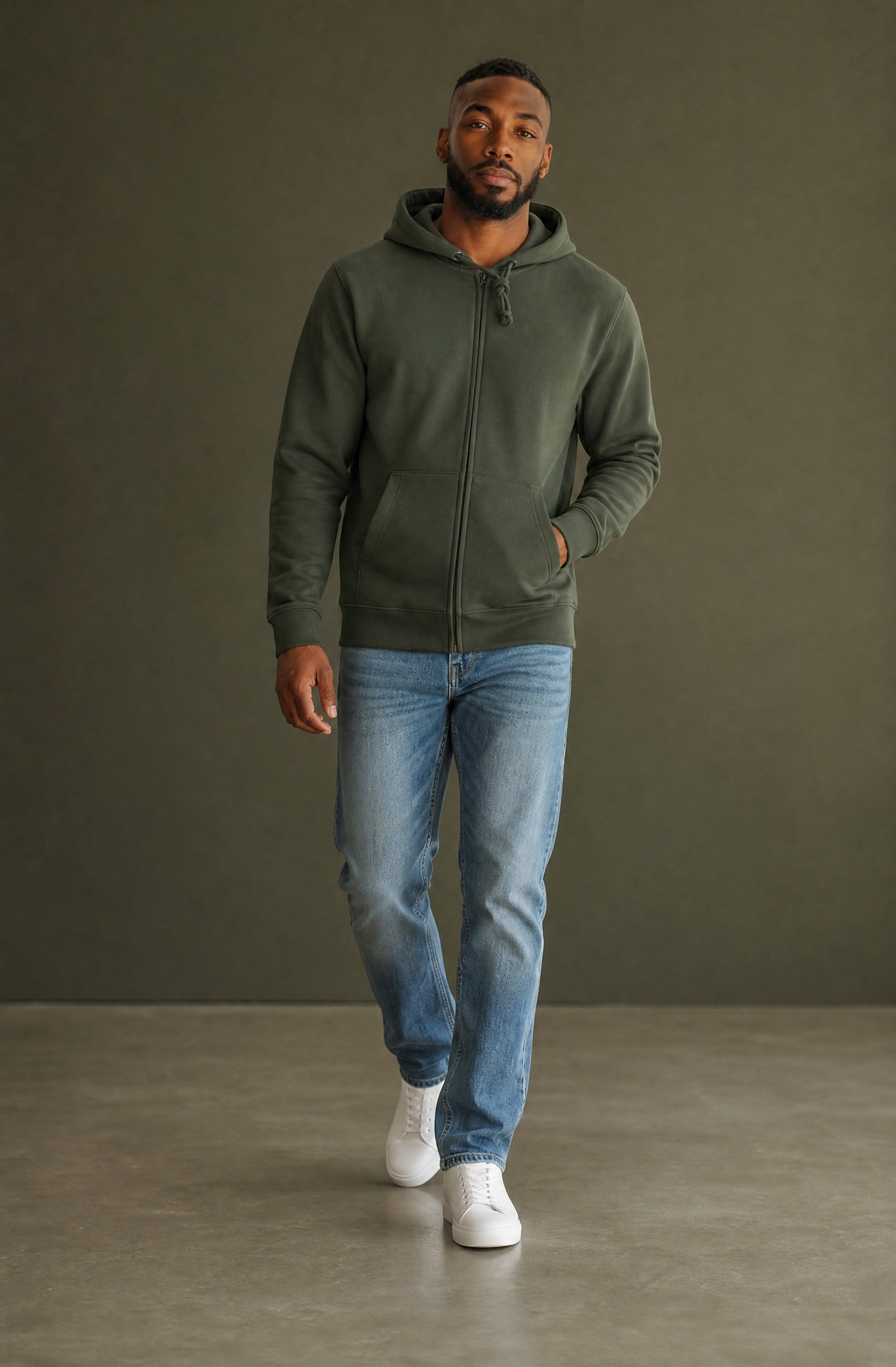 OMINA Essentials heavyweight fleece zip hoodie in dark green with front pockets and drawstring hood.