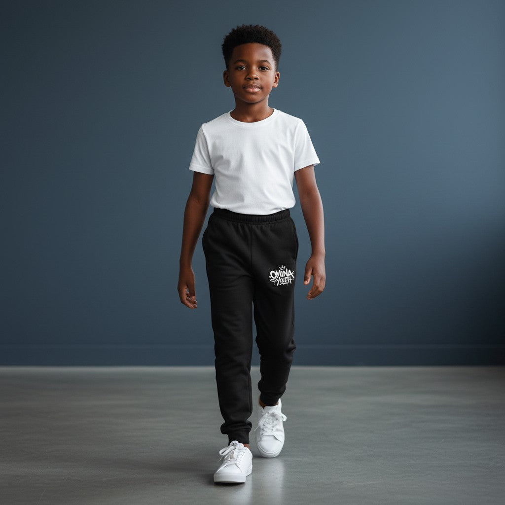 Omina Youth black sweatpants with white graffiti-style logo on the left thigh. Relaxed fit, premium feel.