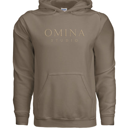 Omina Studio taupe essential hoodie with embroidered logo and kangaroo pocket. Relaxed fit, timeless style.